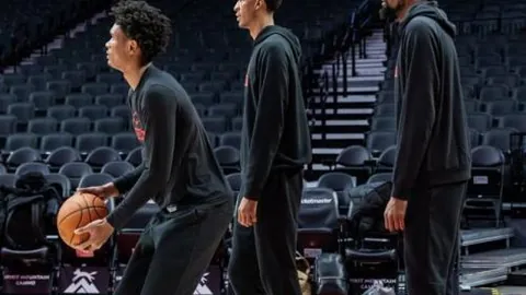 [NBA]惠特摩尔力战双将 比赛悬念迭起